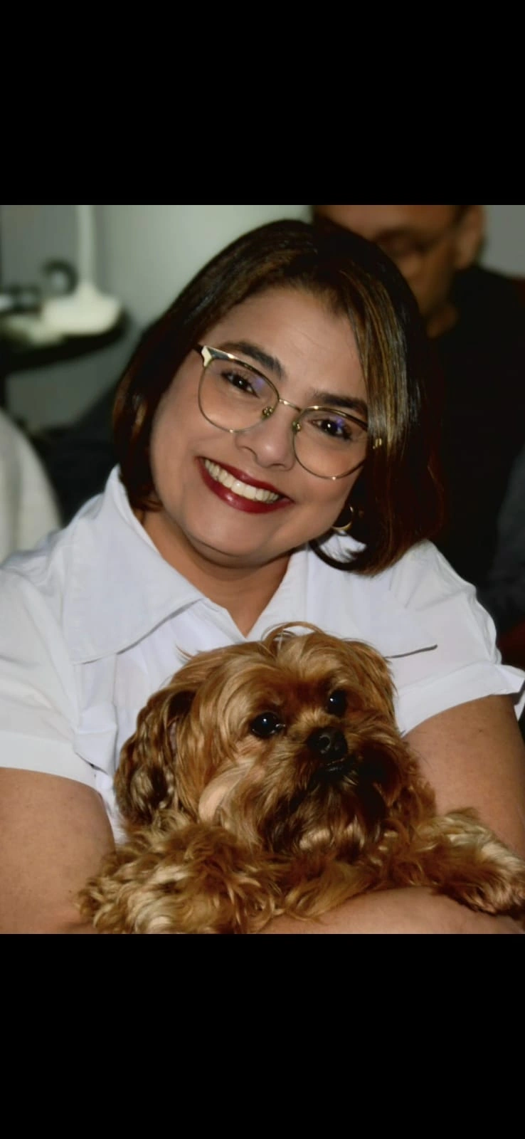 Lidiane Meira Martes, fisioterapeuta da All Care, com seu cachorro na campanha Agosto Laranja de conscientização sobre Esclerose Múltipla